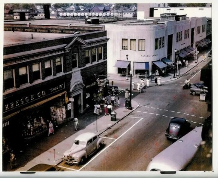 Corner of Moody St. and Crescent Avenue, ca. 1950 (from *[Patch News](https://patch.com/massachusetts/waltham/walthams-classy-department-store)*)
